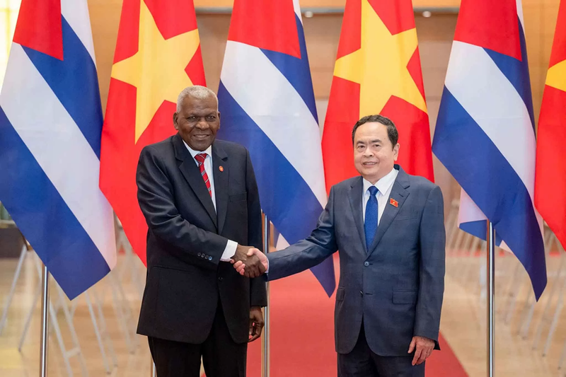 Le président de l’Assemblée nationale, Tran Thanh Man (à droite), accueille Esteban Lazo Hernandez, président de l’Assemblée nationale du Pouvoir populaire de Cuba, lors de sa visite au Vietnam en novembre 2024. Photo : VNA.