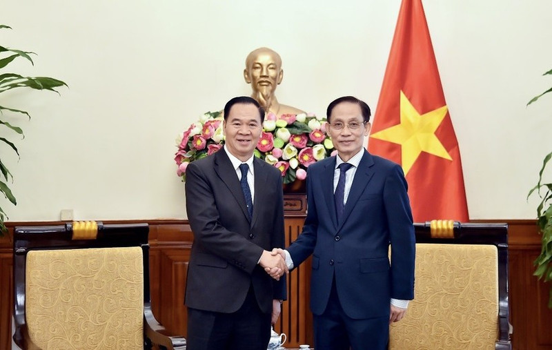 Le ministre vietnamien des Affaires étrangères, Le Hoai Trung (à droite) reçoit le ministre lao de l'Éducation et des Sports, Thongsalith Mangnomek. Photo : VNA. 