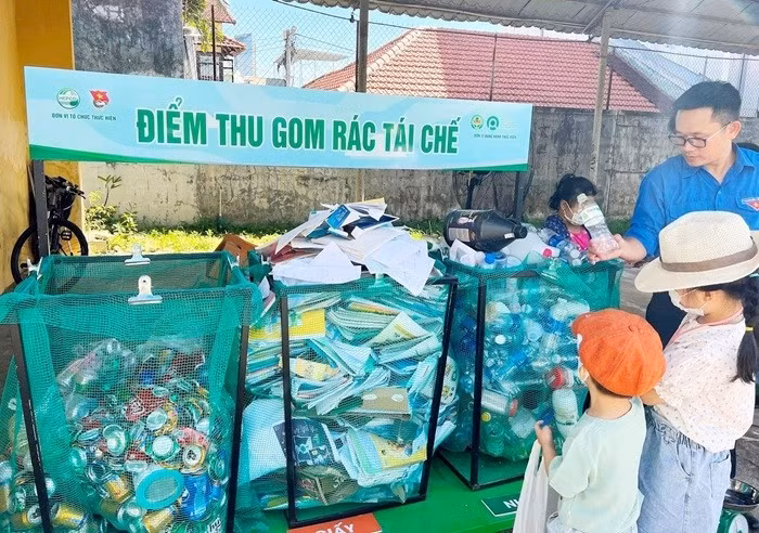 Les points de collecte des déchets recyclables dans la ville de Huê contribuent à sensibiliser la population locale à la réduction des déchets plastiques et encouragent le tri des déchets à la source. Photo : VNE