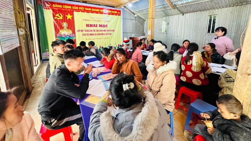 La commune de Pa Tan organise des cours de langue mang pour les jeunes, selon une méthode orale traditionnelle.