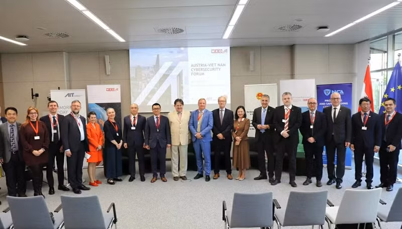 Le Forum Vietnam-Autriche sur la cybersécurité, organisé le 5 mai par l’ambassade du Vietnam en collaboration avec le ministère de la Sécurité publique, l’Association nationale de cybersécurité, les groupes FPT et Sovico, l’entreprise MobiFone, l’Université polytechnique de Hanoï, la Chambre économique fédérale d’Autriche (WKO) et l’Institut autrichien de technologie (AIT). (Photo : Ambassade du Vietnam en Autriche)