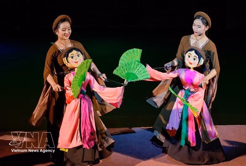 Un numéro de théâtre de marionnettes. Photo : VNA. 