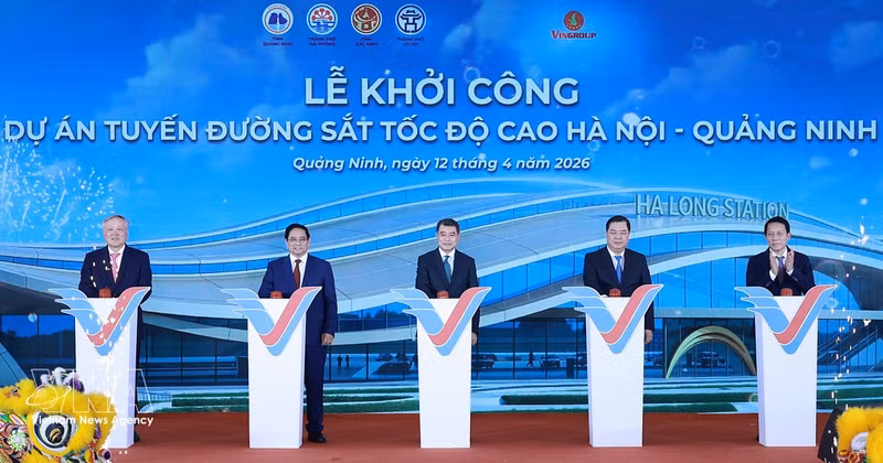 Le Premier ministre Lê Minh Hung et des délégués présents à la cérémonie de lancement des travaux de la ligne ferroviaire à grande vitesse reliant Hanoï à la province de Quang Ninh, première infrastructure de ce type à vocation interrégionale au Vietnam. Photo : VNA. 