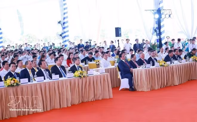 Le Premier ministre Lê Minh Hung et des délégués présents à la cérémonie de lancement des travaux de la ligne ferroviaire à grande vitesse reliant Hanoï à la province de Quang Ninh (Nord), première infrastructure de ce type à vocation interrégionale au Vietnam. Photo: VNA