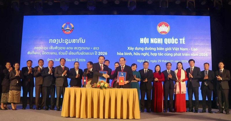 Signature de la communiqué commune de conférence internationale sur la construction d’une frontière Vietnam–Laos de paix, d’amitié et de coopération pour le développement en 2026. Photo : VNA.