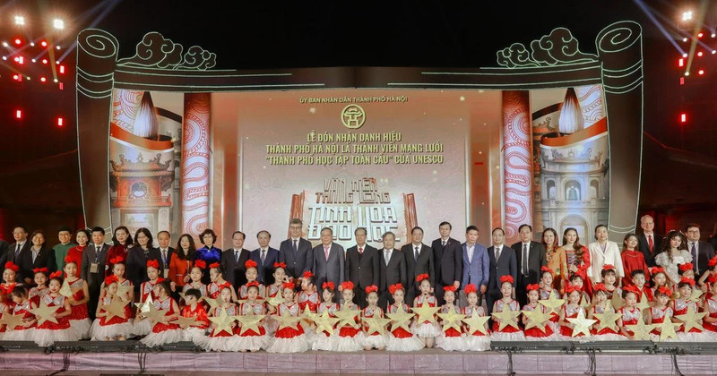 Cérémonie d’accueil du titre reconnaissant Hanoï comme membre du Réseau mondial des villes apprenantes de l’UNESCO. Photo: VNA