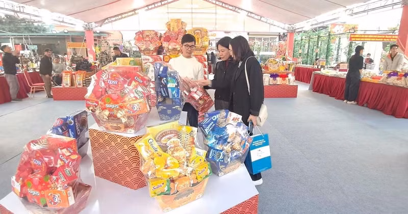 Les visiteurs à l'exposition. Photo: VNA