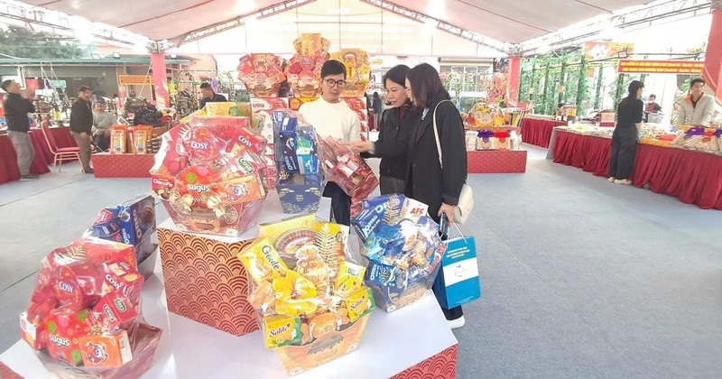 Les visiteurs à l'exposition. Photo: VNA