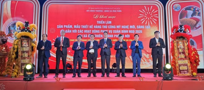 L'ouverture de l'expositon. Photo: VNA