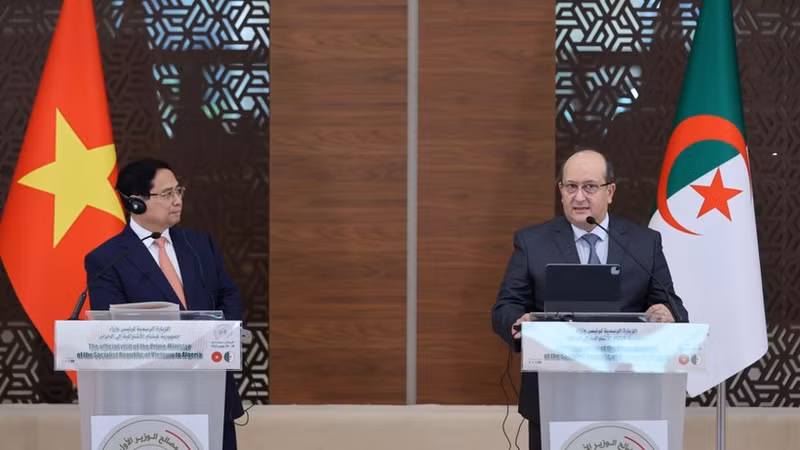 Le Premier ministre vietnamien Pham Minh Chinh (à gauche) et son homologue algérien Sifi Ghrieb lors de la conférence de presse conjointe, à Alger, le 19 novembre. Photo : VGP