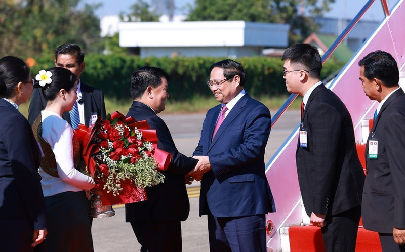 Le Premier ministre Pham Minh Chinh arrive à l’aéroport international de Wattay, à Vientiane, entamant son séjour au Laos pour participer à une réunion de haut niveau entre les deux Partis et coprésider la 48e réunion du Comité intergouvernemental Vietnam–Laos. Photo: VNA 