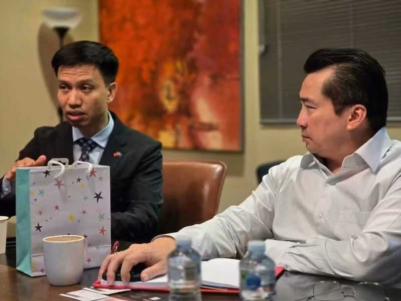 Le professeur associé Pham Duc Son, enseignant à l’Université Curtin, et le consul général Pham Hai Anh lors de la rencontre.