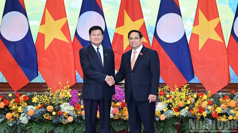 Le Premier ministre Pham Minh Chinh (à droite) et le secrétaire général du Parti révolutionnaire populaire et président du Laos, Thongloun Sisoulith. Photo : NDEL.