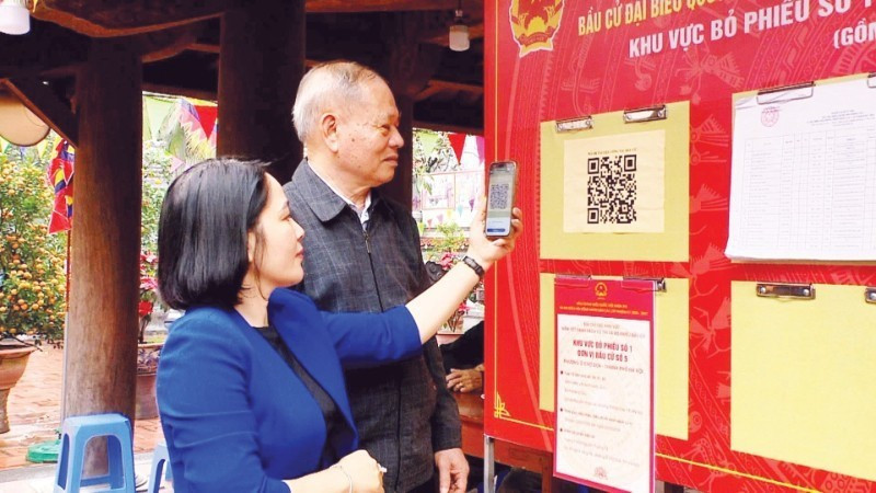 Il suffit de scanner un code QR pour que les électeurs de Hanoï puissent accéder facilement aux informations relatives aux élections. Photo : Kim Chi.
