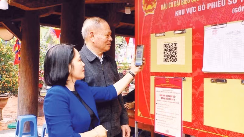 Il suffit de scanner un code QR pour que les électeurs de Hanoï puissent accéder facilement aux informations relatives aux élections. Photo : Kim Chi.