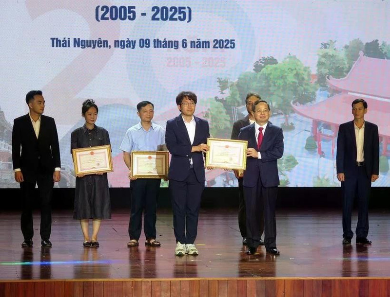 Le Comité populaire provincial de Thai Nguyên remet des satisfecit à 12 collectifs et individus ayant réalisé des résultats exceptionnels dans les activités des affaires étrangères entre Thai Nguyên et Gyeongsang du Nord. Photo : VNA.