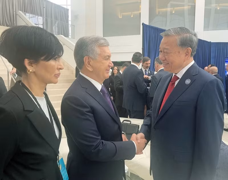 Le secrétaire général du Parti communiste du Vietnam, To Lam (droite) rencontre le président de l’Ouzbékistan, Shavkat Mirziyoyev. Photo : VNA. 