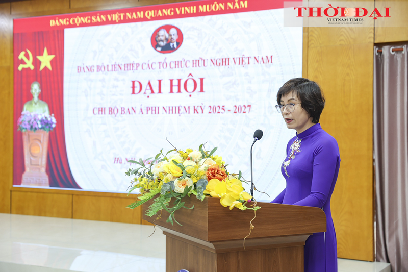 Mme Tran Thi Xuan Oanh, cheffe du Département Asie-Afrique de l’Union des organisations d’amitié du Vietnam, prend la parole lors du Congrès de l'organisation du Parti du Département Asie–Afrique pour le mandat 2025-2027, le 9 juin 2025.