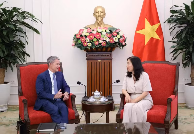 La vice-ministre des Affaires étrangères Le Thi Thu Hang et le vice-président exécutif de la chaîne de télévision américaine CNN, Phil Nelson. Photo : baoquocte 