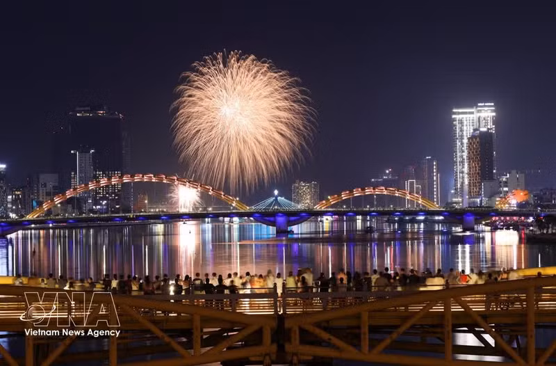 Le festival international annuel de feux d'artifice de Da Nang a été officiellement sélectionné comme l'un des neuf festivals d'été incontournables au monde par Travel + Leisure Asia, une marque de médias de voyage de premier plan au niveau mondial. Photo : VNA