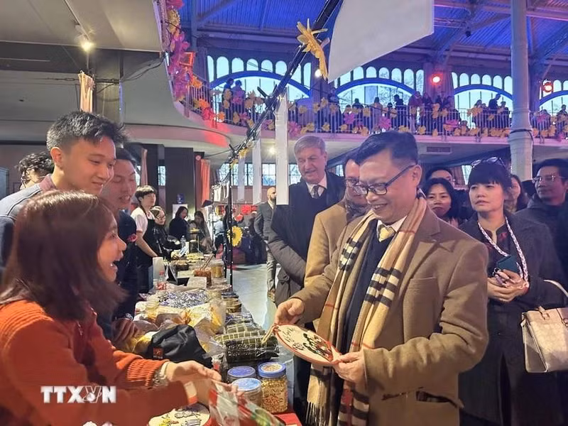 L’ambassadeur du Vietnam en France, Trinh Duc Hai au marché du Têt de l’Année du Cheval 2026 au Pavillon Baltard. Photo : VNA. 