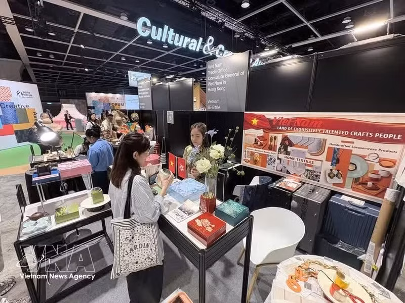 Des clients découvrent les produits d'entreprises vietnamiennes lors du salon Home InStyle. Photo : VNA 