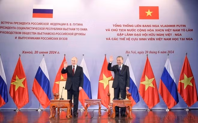 Le président vietnamien To Lam (droite) et son homologue russe Vladimir Poutine ont rencontré en juin 2024 à Hanoï des responsables de l'Association d'amitié Vietnam-Russie et des générations d'anciens étudiants vietnamiens en Russie. Photo: VNA
