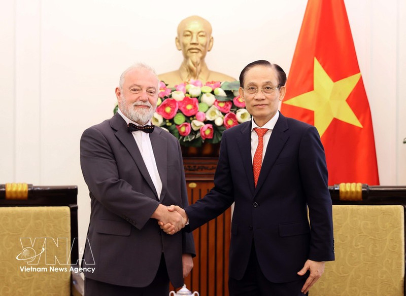 Le Hoai Trung, membre du Bureau politique et ministre des Affaires étrangères du Vietnam (droite) et Hynek Kmonicek, ambassadeur de la République tchèque. Photo : VNA.