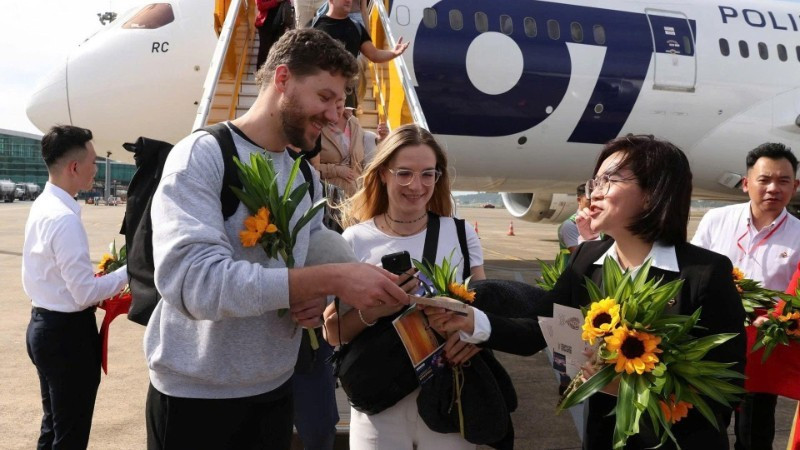 Accueil des visiteurs internationaux à Phu Quoc à l’occasion de la 20 millionième arrivée de touristes étrangers au Vietnam.