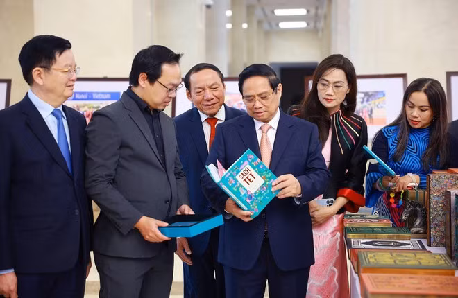 Le Premier ministre Pham Minh Chinh visite une exposition présentant des produits des secteurs de la culture, du sport et du tourisme. Photo : VNA.