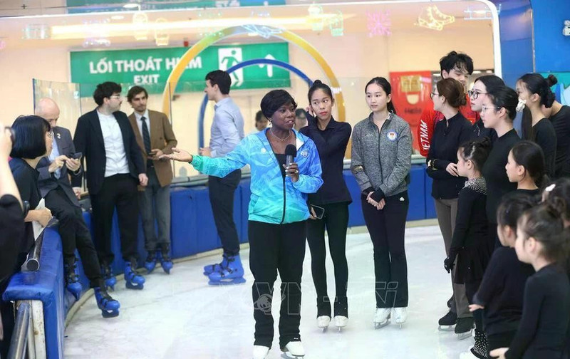 La légende française du patinage artistique Surya Bonaly échange avec de jeunes patineurs vietnamiens. Photo : VNA. 