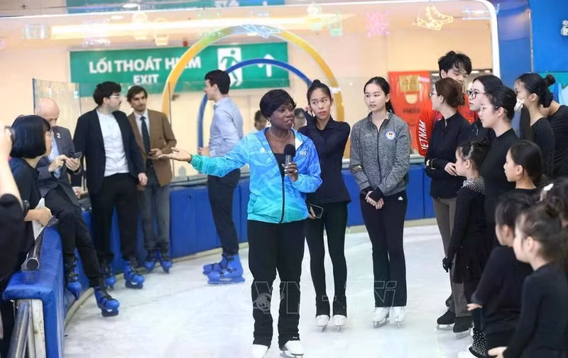 La légende française du patinage artistique Surya Bonaly échange avec de jeunes patineurs vietnamiens. Photo : VNA. 