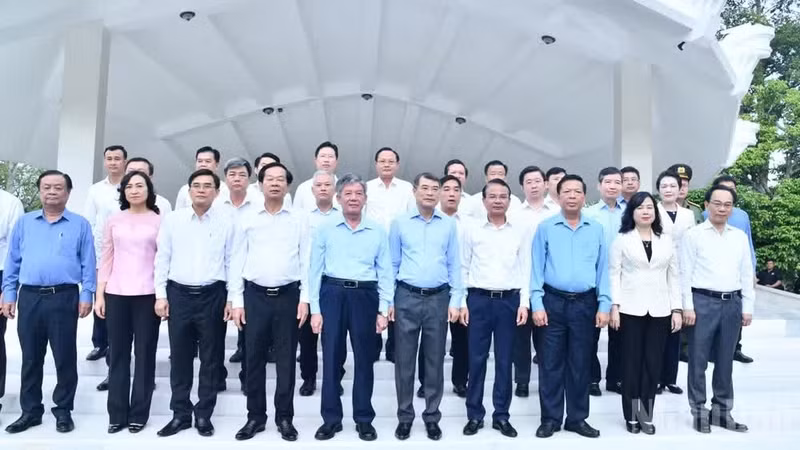Le Premier ministre Le Minh Hung et la délégation officielle devant le tombeau de Nguyen Sinh Sac. (Photo : Thanh Giang)