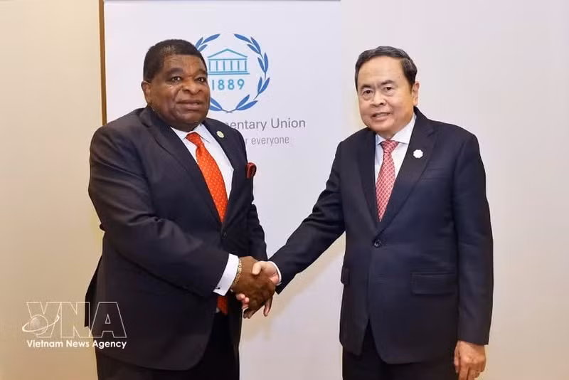 Le président de l’Assemblée nationale du Vietnam, Tran Thanh Man, (droite) et le secrétaire général de l’UIP, Martin Chungong. Photo : VNA. 