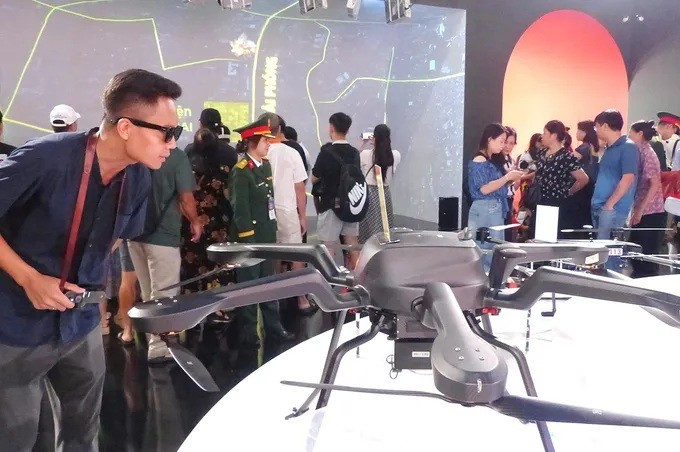 Un dispositif de reconnaissance aérienne des radiations présenté par l’Institut des sciences et technologies militaires (État-major général). Photo : Tran Luu