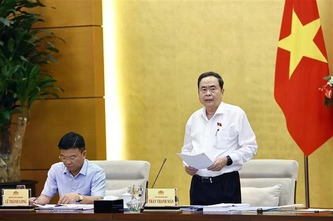 Le plus haut législateur vietnamien préside une réunion sur la révision de la Constitution de 2013. Photo : VNA. 