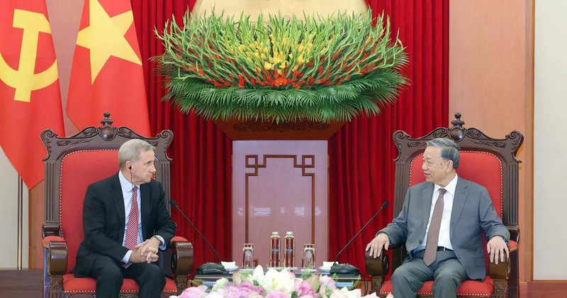 Le secrétaire général du Parti communiste du Vietnam (PCV), To Lam (droite), et Alex Rogers, président des affaires mondiales du groupe Qualcomm. Photo: VNA 