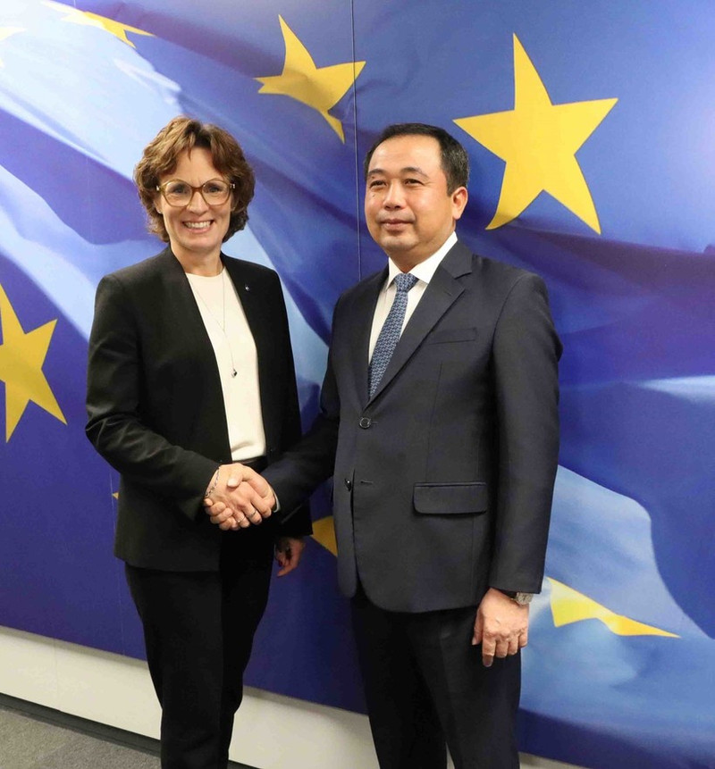 Le ministre vietnamien par intérim de l'Agriculture et de l'Environnement, Tran Duc Thang et Jessica Raswall, commissaire européenne chargée de l'environnement, de la résilience de l'eau et d'une économie circulaire. Photo : VNA. 