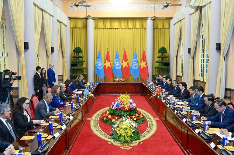 Lors de l'entretien entre le secrétaire général de l’ONU Antonio Guterres et le président Luong Cuong. Photo : NDEL. 