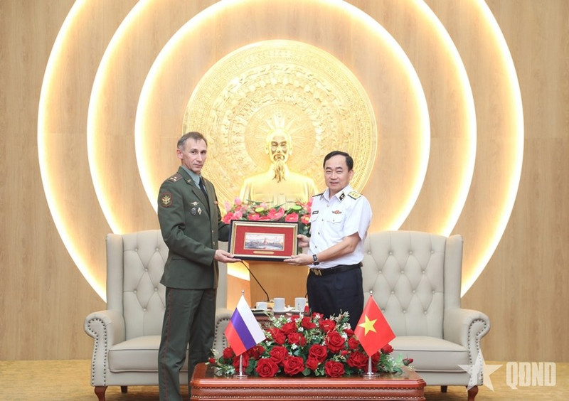 Le colonel Sergey Vladimirovich Belosludtsev offre un cadeau souvenir au vice-amiral Tran Thanh Nghiem. 