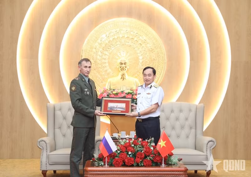 Le colonel Sergey Vladimirovich Belosludtsev offre un cadeau souvenir au vice-amiral Tran Thanh Nghiem. 