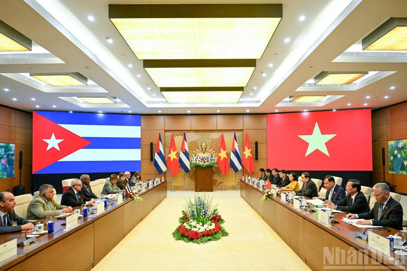 L'entretien à Hanoï entre le président de l’Assemblée nationale du Vietnam, Tran Thanh Man et le président de l’Assemblée nationale du Pouvoir populaire et du Conseil d’État de Cuba, Esteban Lazo Hernández. Photo : NDEL 