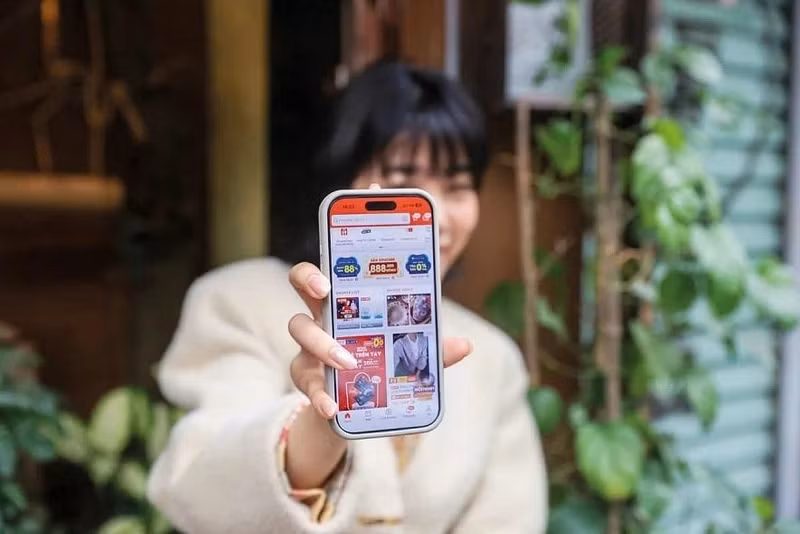 L’année 2026 est considérée comme une année charnière, marquant à la fois l’entrée en vigueur effective de la Loi sur le commerce électronique et le lancement de la mise en œuvre du Plan directeur de développement du commerce électronique pour 2026-2030. Photo: thoibaotaichinh.vn