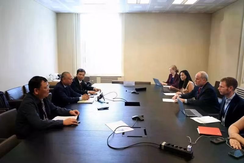 La délégation vietnamienne à une réunion bilatérale avec des représentants de la délégation américaine. Photo : VNA. 