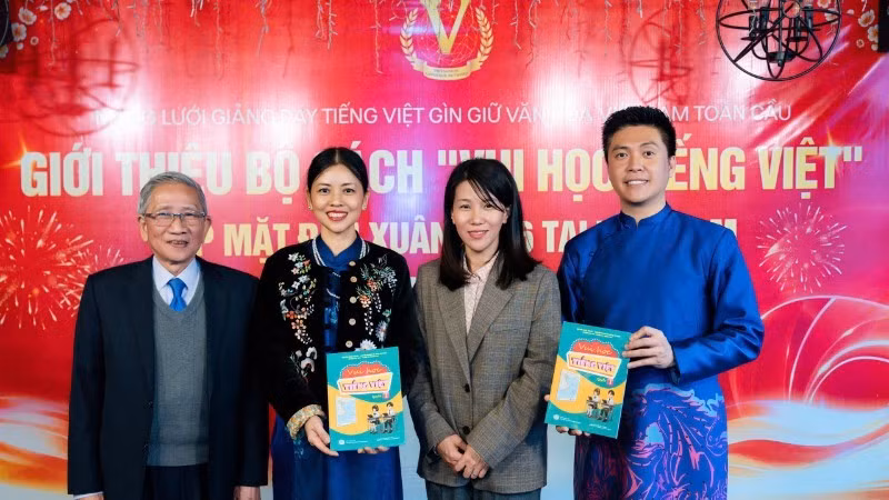 Le comité de rédaction de la collection « Vui hoc tieng Viet » se dit convaincu que ces ouvrages aideront les enfants à développer progressivement un attachement à la langue vietnamienne ainsi qu’une conscience de leurs racines culturelles. Photo : NDEL