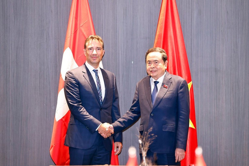 Le président de l’Assemblée nationale Vietnam Tran Thanh Man (à droite) rencontre le président du Conseil des États (Sénat suisse), Andrea Caroni. Photo : VNA. 