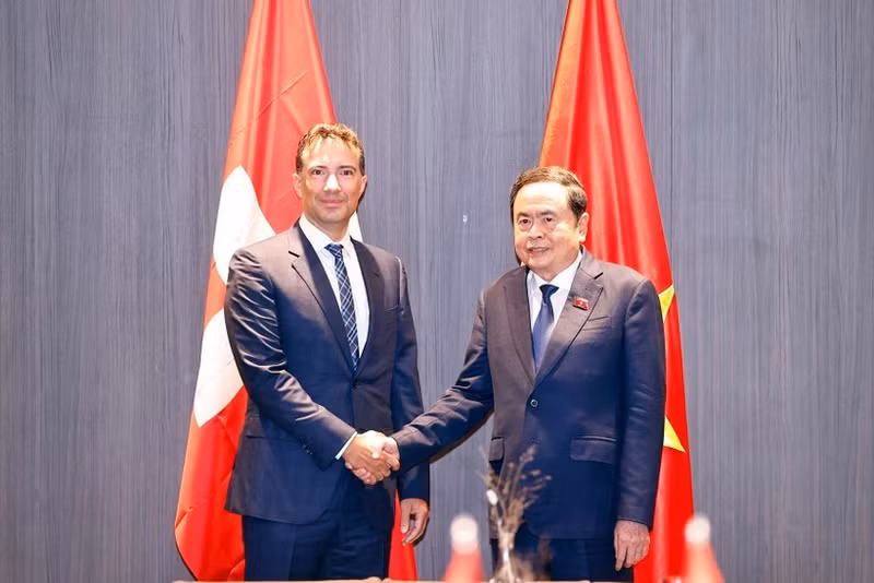 Le président de l’Assemblée nationale Vietnam Tran Thanh Man (à droite) rencontre le président du Conseil des États (Sénat suisse), Andrea Caroni. Photo : VNA. 