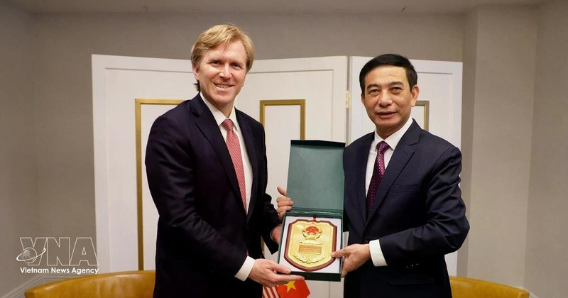 Le général Phan Van Giang, ministre vietnamien de la Défense (droite) et Elbridge A. Colby, sous-secrétaire américain à la Défense chargé des politiques. Photo: VNA. 