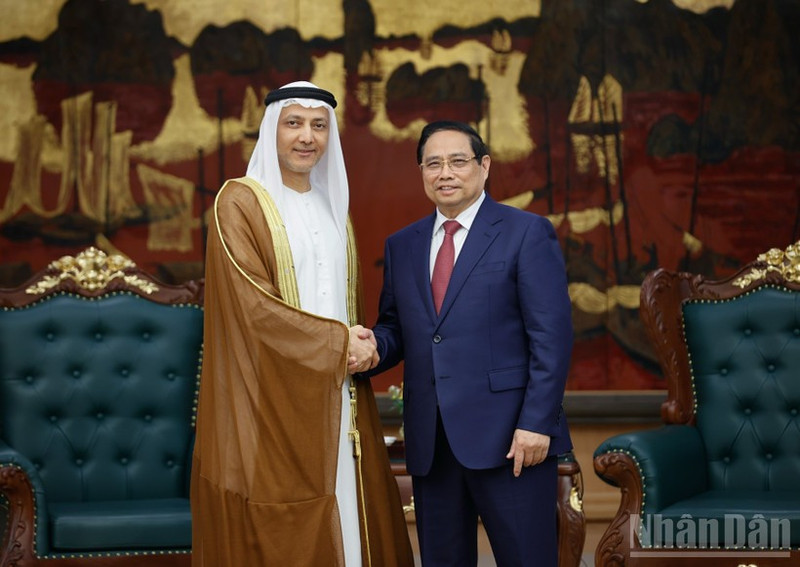 Le Premier ministre Pham Minh Chinh (droite) a reçu l’ambassadeur des Emirats arabes unis au Vietnam, Bader Abdullah Almatrooshi. Photo : NDEL. 