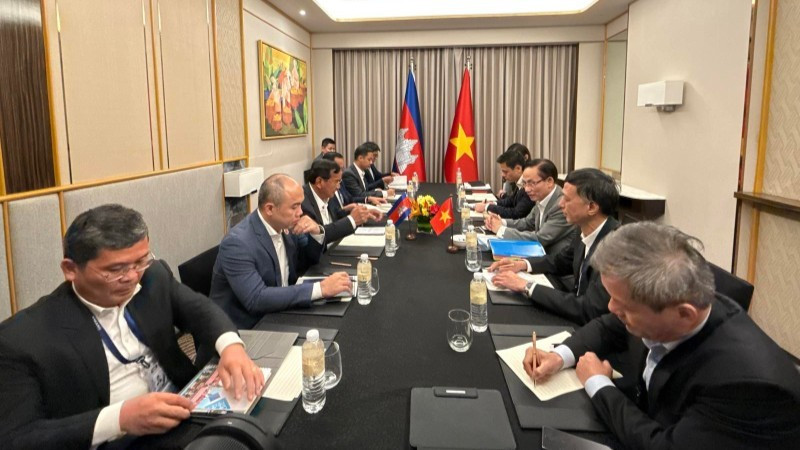 Le ministre vietnamien des Affaires étrangères, Le Hoai Trung, rencontre le vice-Premier ministre et chef de la diplomatie cambodgienne, Prak Sokhonn. (Photo : Ministère vietnamien des Affaires étrangères)